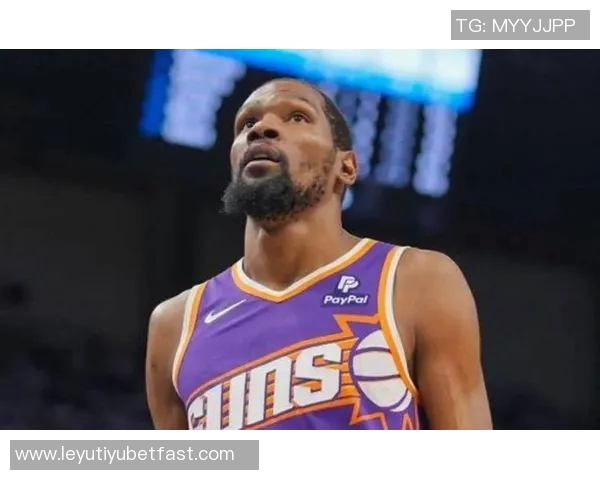 杜兰特赞伊森与小贾底角三分能力出色对手防守也难阻突破攻筐